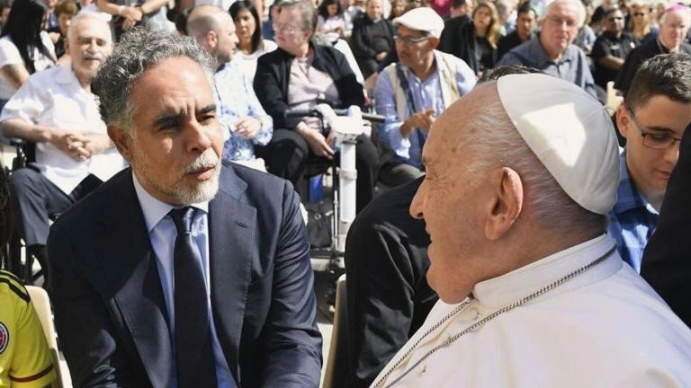 Armando Benedetti Recibe la Bendición del Papa Francisco: Un Signo de Esperanza y Armonía Armando Benedetti Recibe la Bendición del Papa Francisco: Un Signo de Esperanza y Armonía